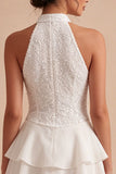 Um Mini Vestido Branco com Folhos em Camadas e Lantejoulas de Linha