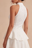 Um Mini Vestido Branco com Folhos em Camadas e Lantejoulas de Linha