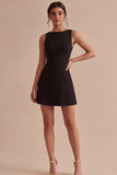 Um vestido preto preto de cetim com gola bata e linha