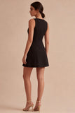Um vestido preto preto de cetim com gola bata e linha
