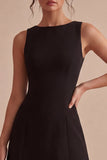 Um vestido preto preto de cetim com gola bata e linha