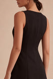 Um vestido preto preto de cetim com gola bata e linha