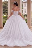 Vestido de baile branco brilhante com ombros caídos