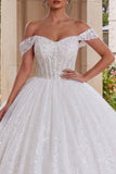 Vestido de baile branco brilhante com ombros caídos