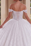 Vestido de baile branco brilhante com ombros caídos