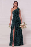 Vestido de dama de honor comprido em veludo verde escuro em linha A com um ombro e fenda lateral