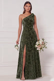 Vestido de dama de honor comprido em veludo verde escuro em linha A com um ombro e fenda lateral
