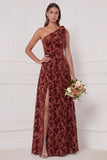 Vestido de dama de honor comprido em veludo verde escuro em linha A com um ombro e fenda lateral