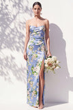 Vestido de dama de honor azul floral franzido sem alças com fenda