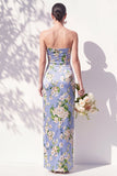 Vestido de dama de honor azul floral franzido sem alças com fenda