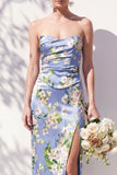 Vestido de dama de honor azul floral franzido sem alças com fenda
