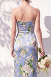 Vestido de dama de honor azul floral franzido sem alças com fenda