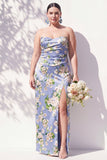 Vestido de dama de honor azul floral franzido sem alças com fenda