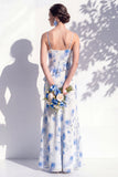 Vestido de dama de honor azul floral com folhos e decote capuz