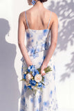 Vestido de dama de honor azul floral com folhos e decote capuz