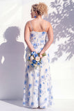 Vestido de dama de honor azul floral com folhos e decote capuz