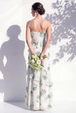 Vestido de dama de honor azul floral com folhos e decote capuz