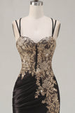 Vestido de Homecoming com lantejoulas pretas de cetim bodycon franzidas