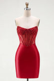 Vestido de Homecoming em Bodycon Cetim Vermelho com Missangas Cortênticas Transparentes