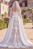 Vestido de Noiva Floral com Espartilho Branco e Cauda Sereia com Véus