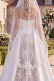 Vestido de Noiva Floral com Espartilho Branco e Cauda Sereia com Véus