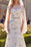 Vestido de Noiva de 2 Peças, com gola de barco e cauda varrida com flor branca e verde, com véus