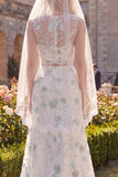 Vestido de Noiva de 2 Peças, com gola de barco e cauda varrida com flor branca e verde, com véus