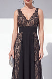 Vestido Formal de Renda Preta Linha A com decote V