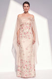 Vestido longo de mãe da noiva com sereia floral sem alças e capa