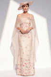 Vestido longo de mãe da noiva com sereia floral sem alças e capa