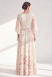 Vestido Mãe da Noiva com decote floral em damasco, decote bato, linha A, com manga meia