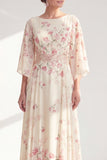 Vestido Mãe da Noiva com decote floral em damasco, decote bato, linha A, com manga meia