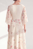 Vestido Mãe da Noiva com decote floral em damasco, decote bato, linha A, com manga meia