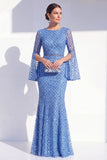 Vestido de Mãe da Noiva com gola redonda azul sereia, com contas e mangas compridas