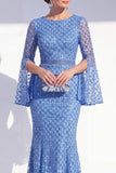 Vestido de Mãe da Noiva com gola redonda azul sereia, com contas e mangas compridas