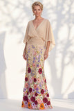 Vestido Mãe da Noiva Floral Champanhe Sereia com decote em V e mangas cape