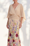 Vestido Mãe da Noiva Floral Champanhe Sereia com decote em V e mangas cape