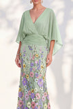Vestido Mãe da Noiva Floral Champanhe Sereia com decote em V e mangas cape