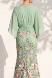 Vestido Mãe da Noiva Floral Champanhe Sereia com decote em V e mangas cape