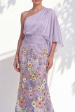 Vestido Longo de Mãe da Noiva Floral Lilas, de um ombro e mangas cape