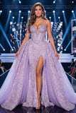 Vestido de concurso de espartilho lilás com fenda longa e faixa