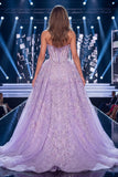 Vestido de concurso de espartilho lilás com fenda longa e faixa