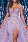 Vestido de concurso de espartilho lilás com fenda longa e faixa