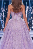 Vestido de concurso de espartilho lilás com fenda longa e faixa