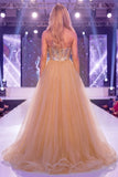 Vestido longo de concurso com espartilho transparente e sereia de champanhe brilhante