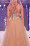 Vestido longo de concurso com espartilho transparente e sereia de champanhe brilhante