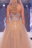 Vestido longo de concurso com espartilho transparente e sereia de champanhe brilhante
