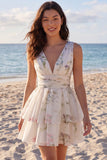 Uma linha de vestido mini floral estampado em marfim, decote em V