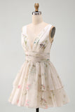 Uma linha de vestido mini floral estampado em marfim, decote em V