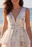 Uma linha de vestido mini floral estampado em marfim, decote em V